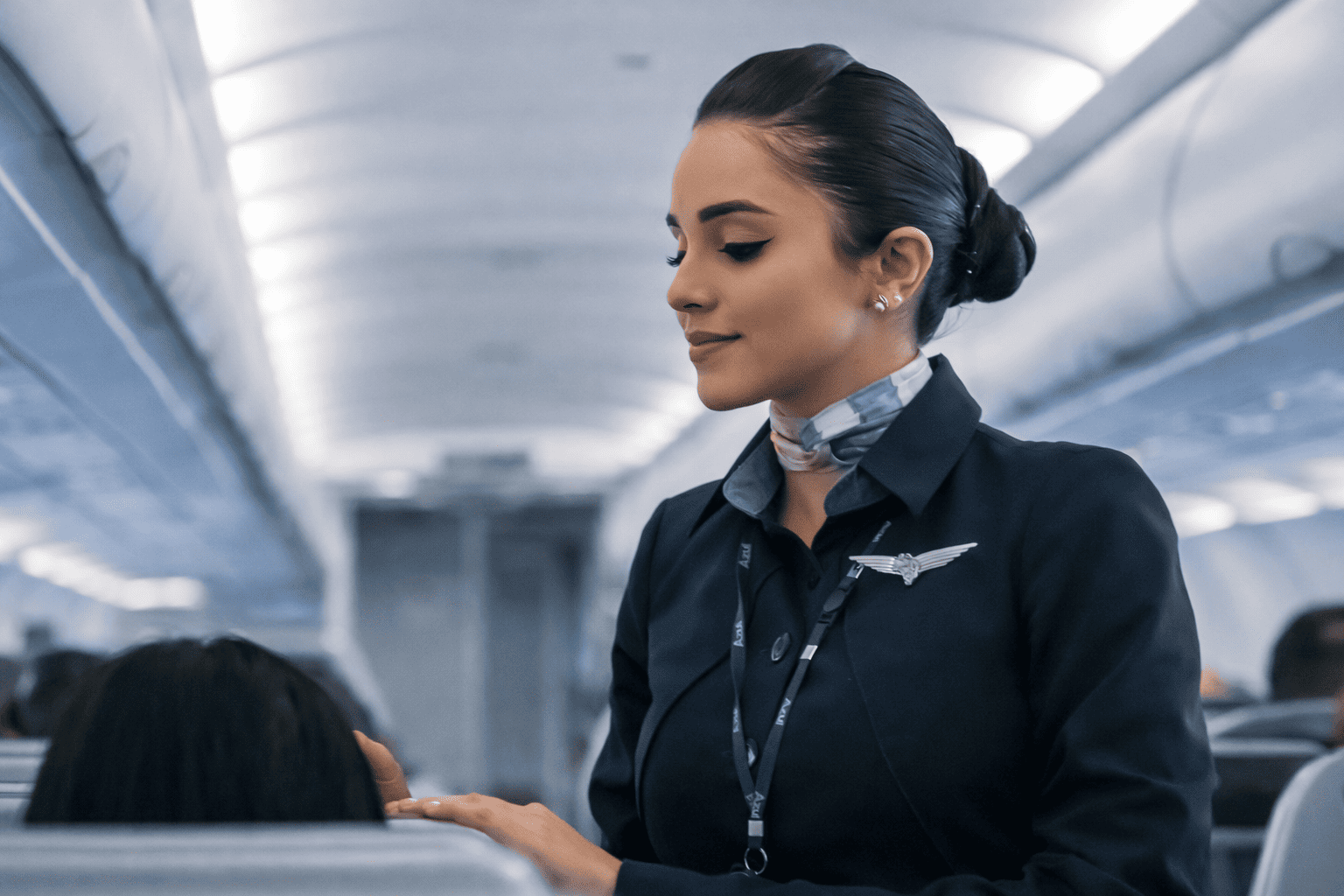 Hostess di volo con bella uniforme creata da laboratorio sartoriale