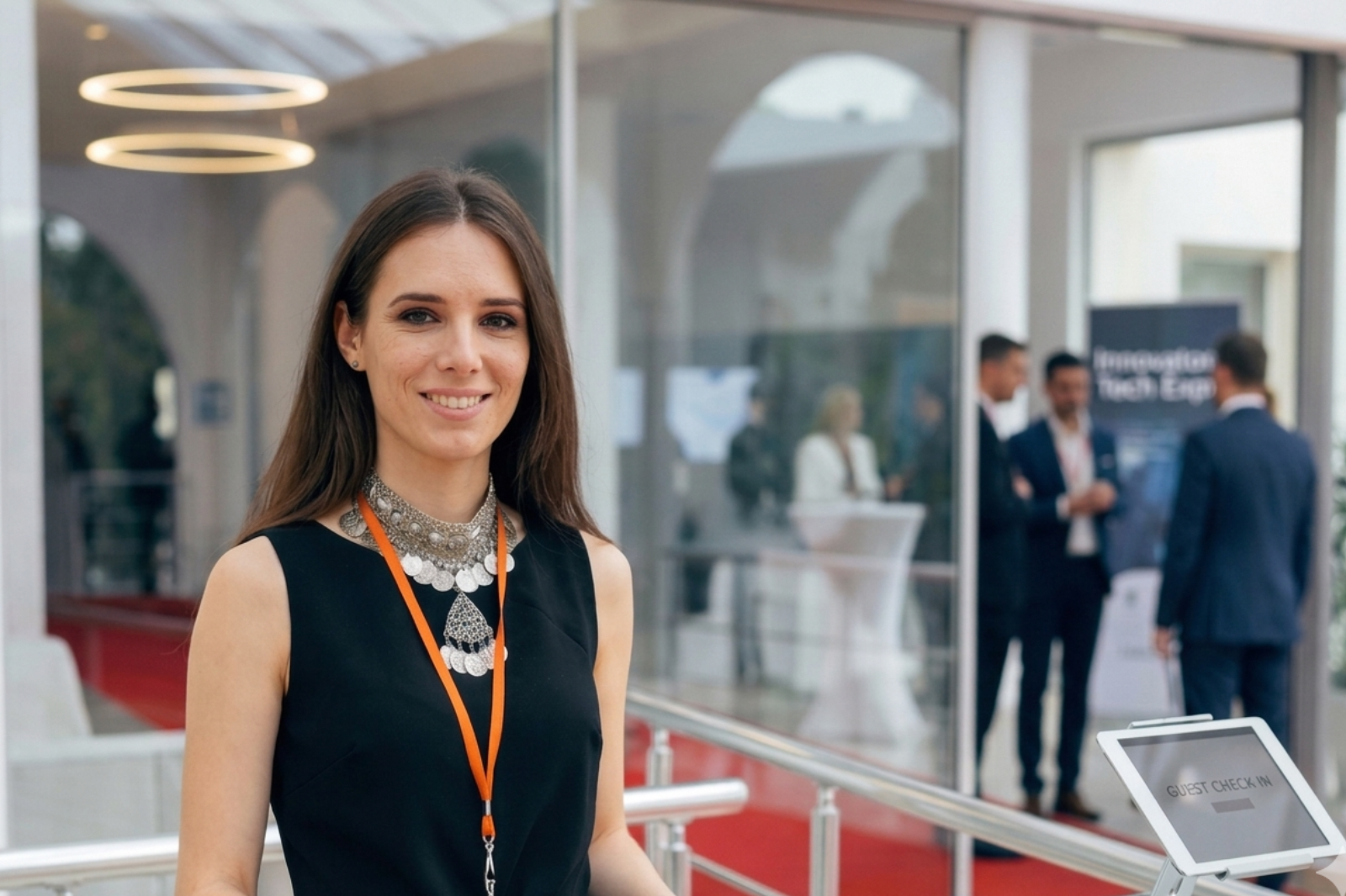 Hostess per eventi con uniforme elegante