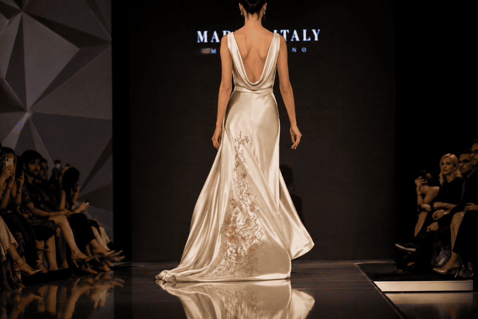 abito-lusso-alta-moda Donna che sfila con abito di alta moda
